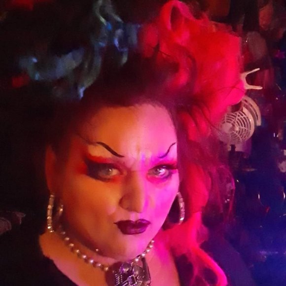 Meet Maralee. A Lifelong makeup lover and artist, my face is my favorite canvas. - Picture 8 of 13